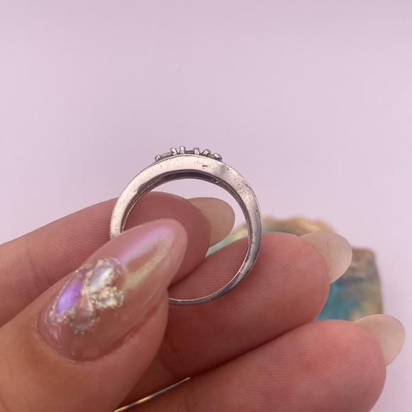 Peridot center with cubic zirconia side stones, 925 with White Gold plated band - Picture 7 of 8